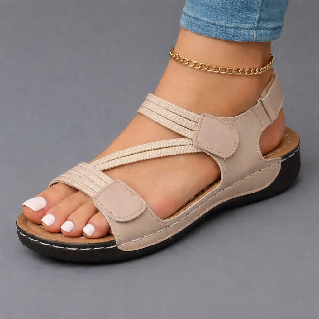 Sandales confort légères beiges, brides élastiques et patte à scratch, semelle noire