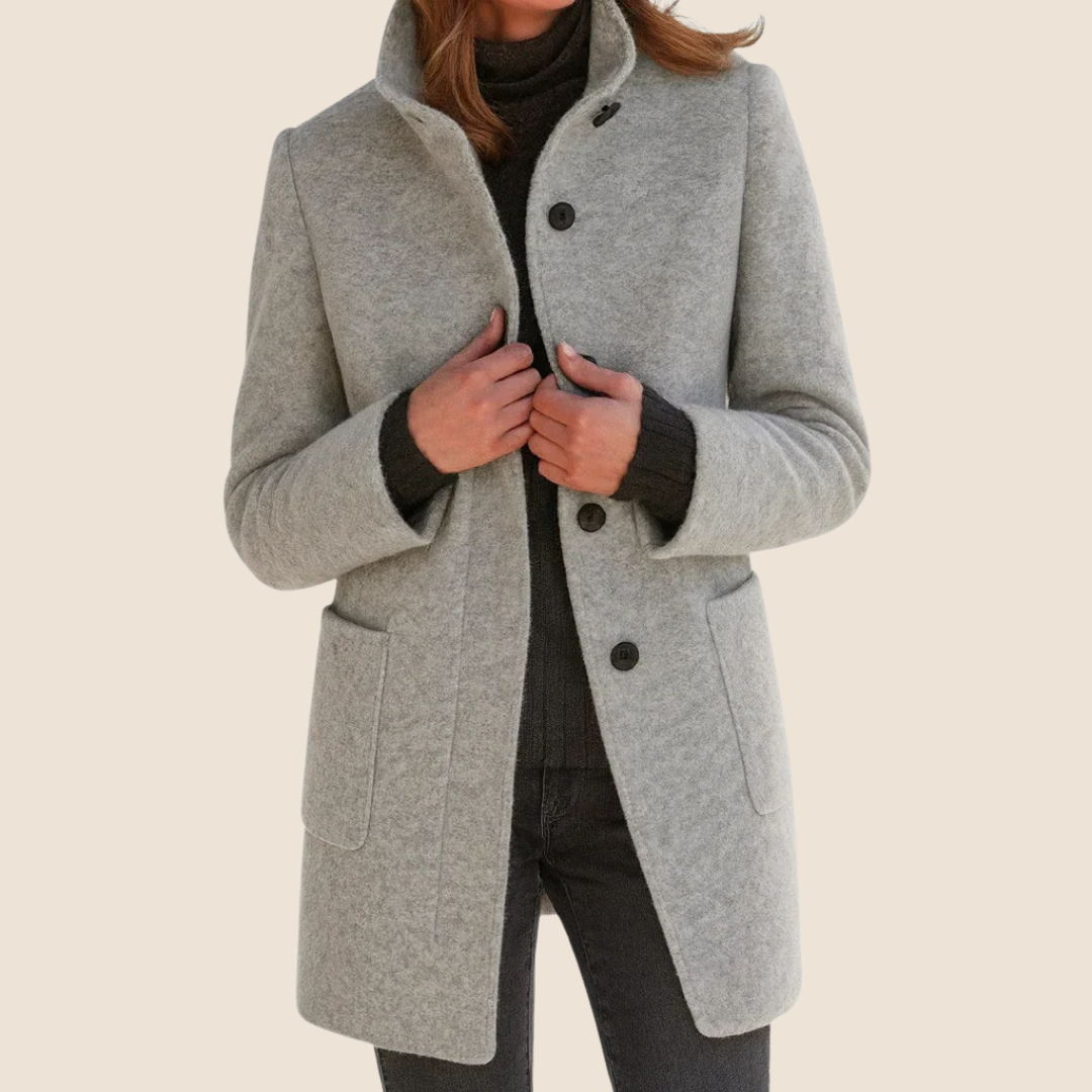 Manteau mi-long en laine gris à boutons, col montant et poches plaquées