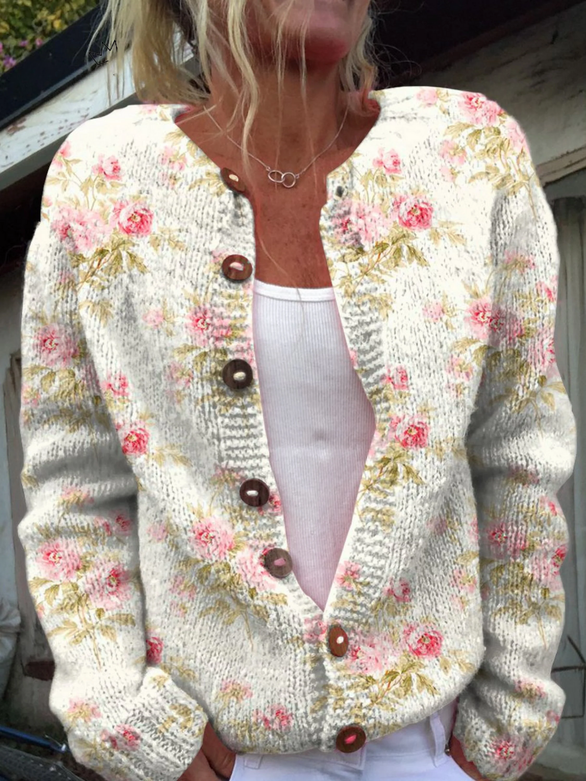 Gilet cardigan en maille à fleurs vintage, col en V et boutons marron.