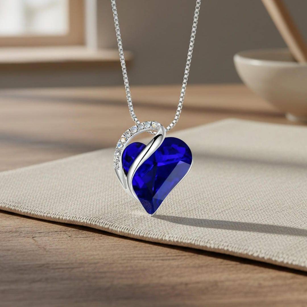 Collier argenté avec pendentif cœur bleu saphir et chaîne à maillons fins