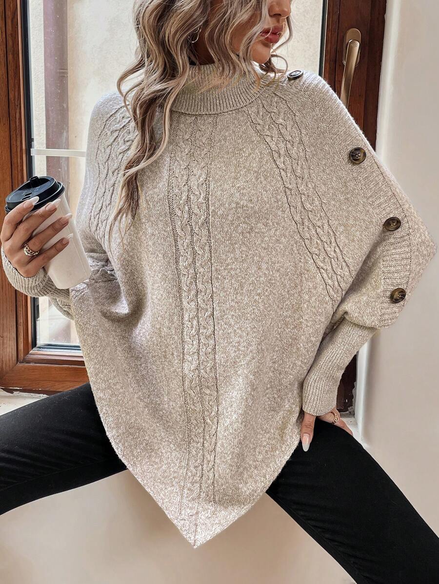 Poncho beige clair en maille torsadée, col montant, couture torsadée, manches larges