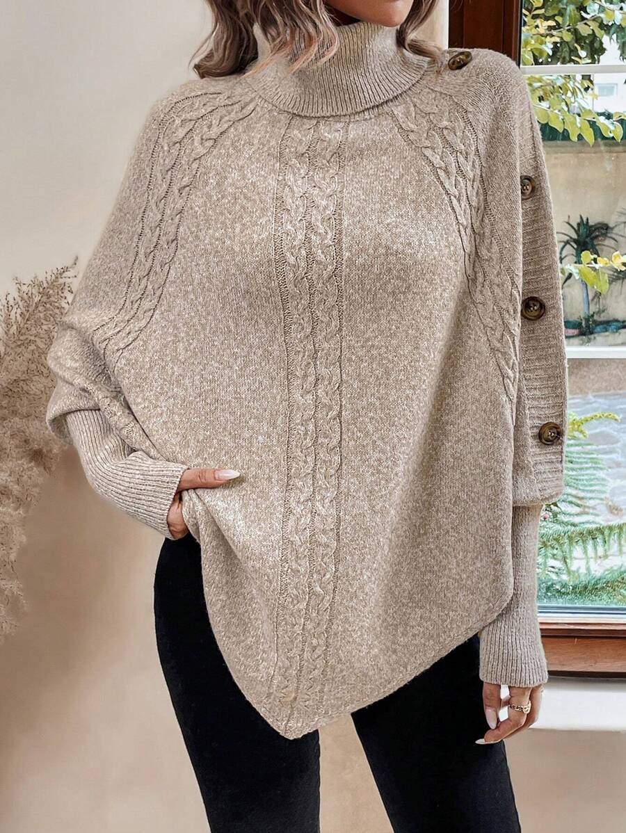 Poncho en maille torsadée beige clair, col montant, devant texturé, coupe ample asymétrique