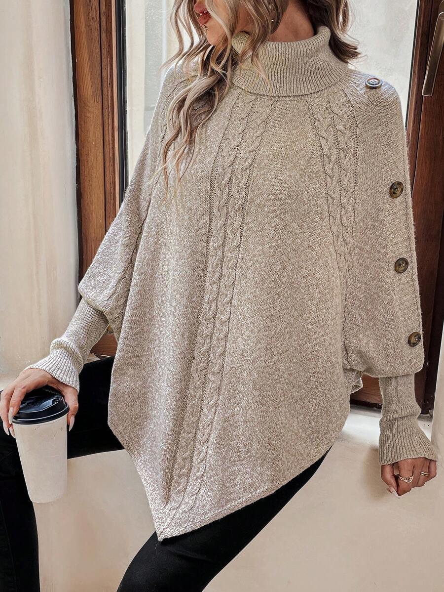 Poncho-pull asymétrique en maille torsadée gris clair, col montant, manches chauve-souris