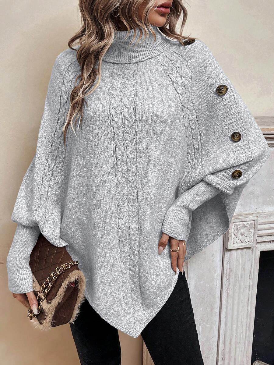 Poncho en maille torsadée beige clair, col montant, ourlet asymétrique, boutons décoratifs