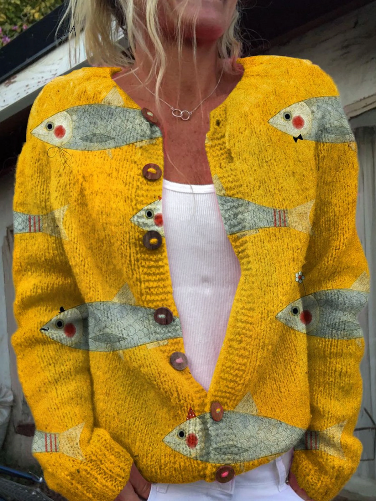 Gilet en maille jaune à motifs de poissons vintage, boutonnage sur le devant.