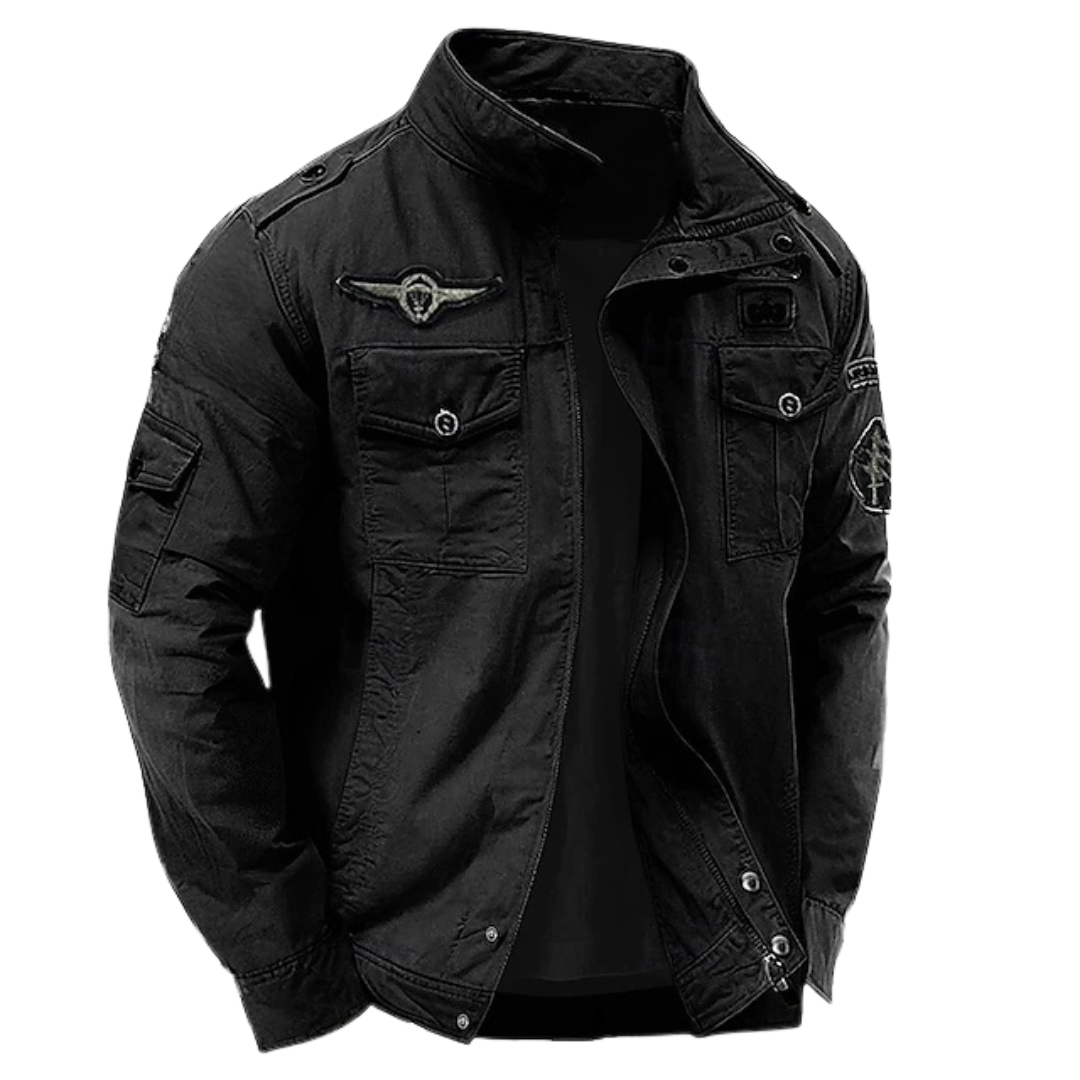 Veste militaire structurée noire, col montant, poches boutonnées, écusson sur la poitrine.