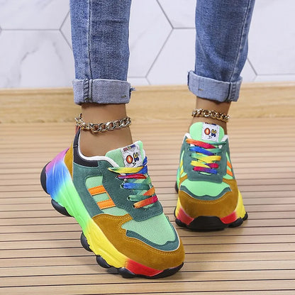 Baskets vertes et jaunes à lacets multicolores, semelle arc-en-ciel et chaînette