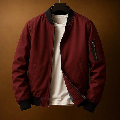 Blouson bomber rouge bordeaux avec fermeture zippée, surpiqûres contrastées et poche zippée