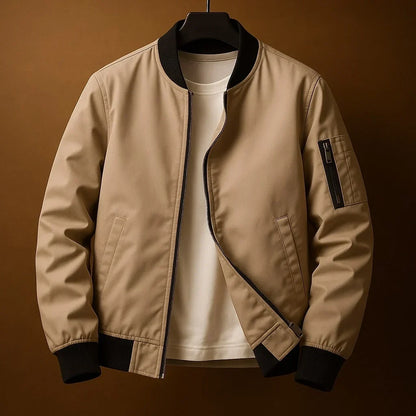 Blouson bomber beige avec fermeture zippée, col montant et poche zippée sur la manche