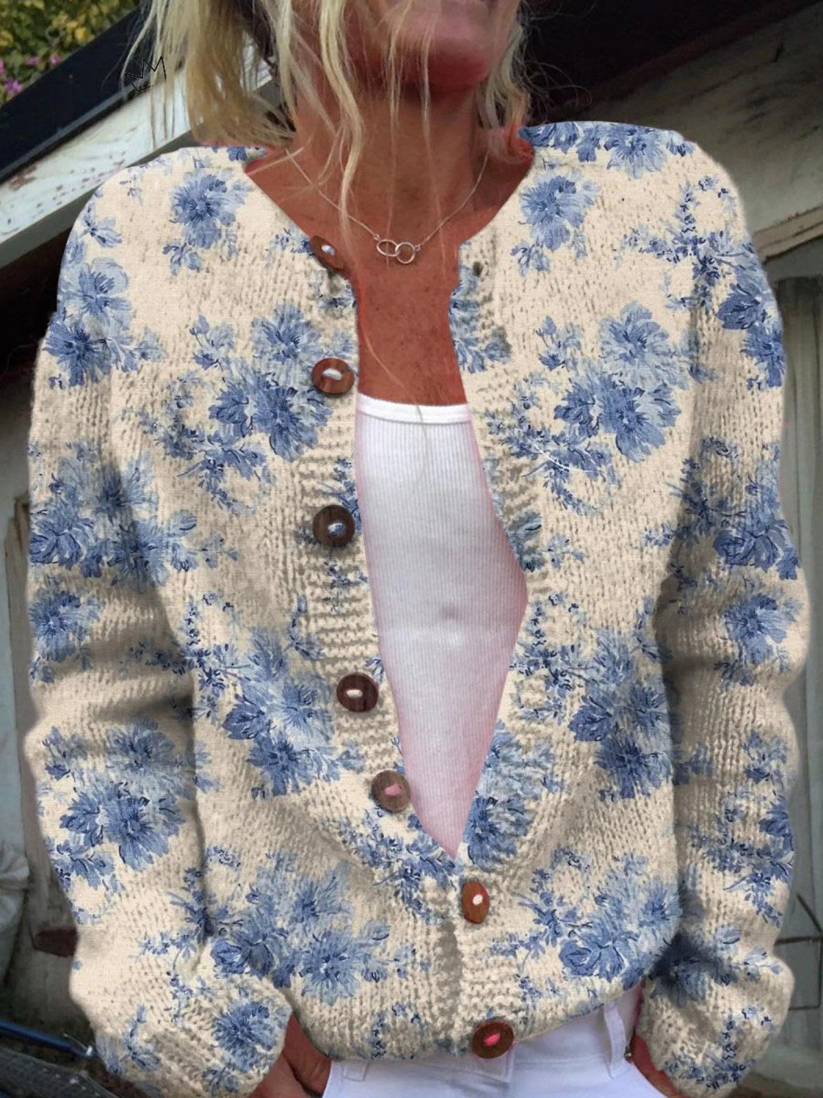 Cardigan vintage en maille crème à fleurs bleues, col en V, boutons marron