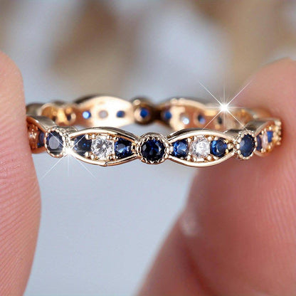 Bague anneau dorée ornée de saphirs bleus ovales et pierres claires pavées
