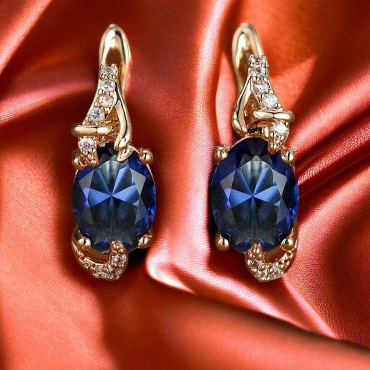 Boucles d’oreilles pendantes dorées, goutte bleue nuit, entourage de petites pierres blanches