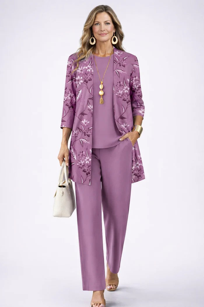 Ensemble trois pièces violet: veste imprimée, top uni et pantalon assorti.
