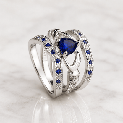 Bague argentée avec pierre bleue centrale et rangées de petites pierres bleues
