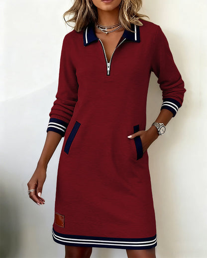 Robe polo zippée manches longues bordeaux, col bleu, liseré rayé en bas et poches.
