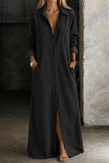 Robe longue boutonnée denim noir, col chemise, poches poitrine, ouverture avant.
