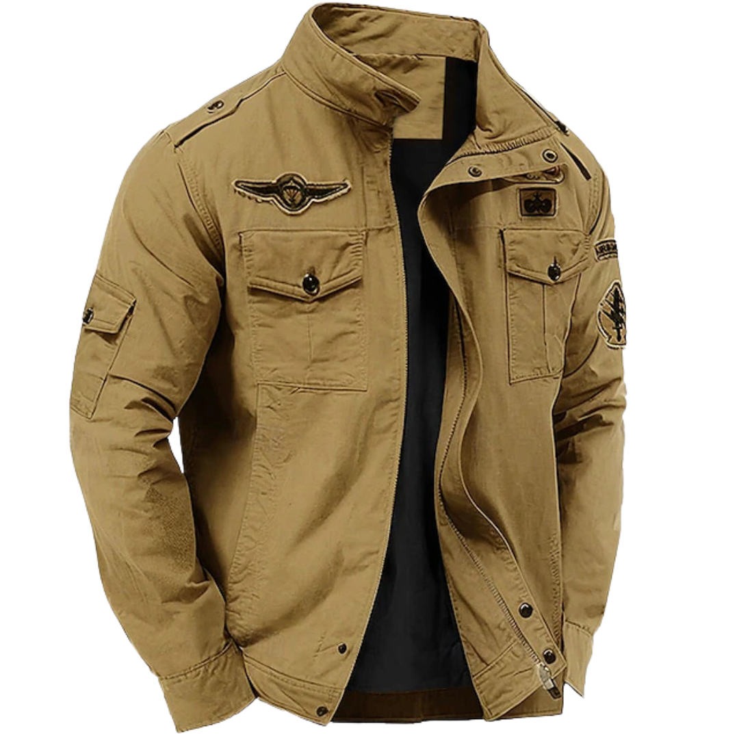 Veste militaire structurée sable, col montant, poches boutonnées, écusson poitrine.