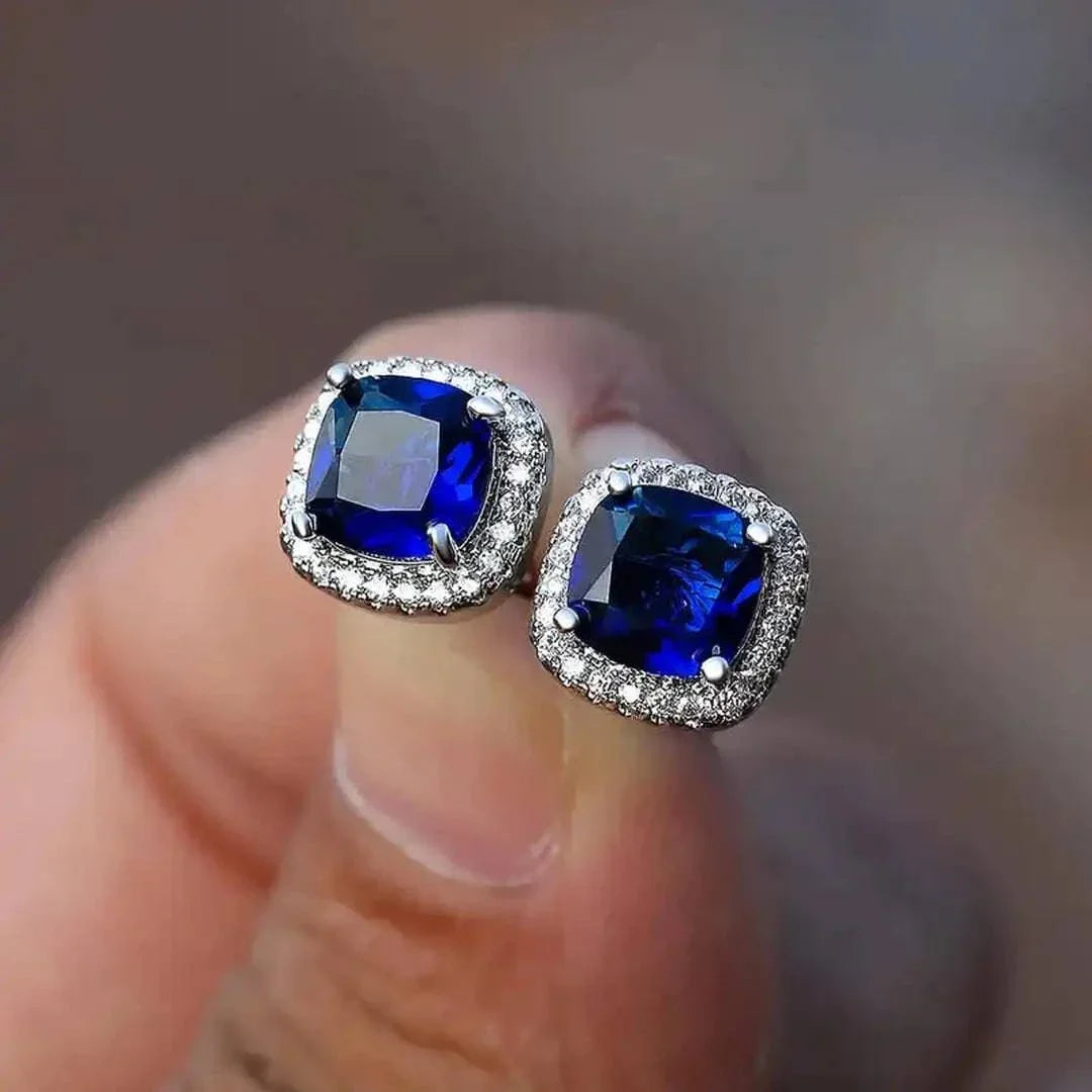 Clous d’oreilles carrés saphir bleu, monture argentée pavée de brillants