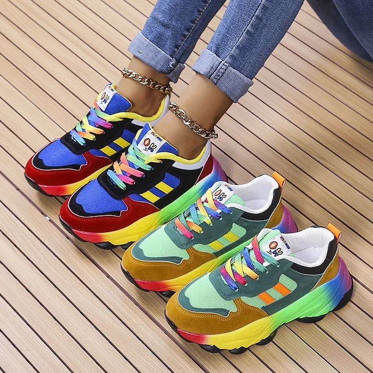 Baskets à lacets multicolores, semelles épaisses dégradées, chaînette et jean