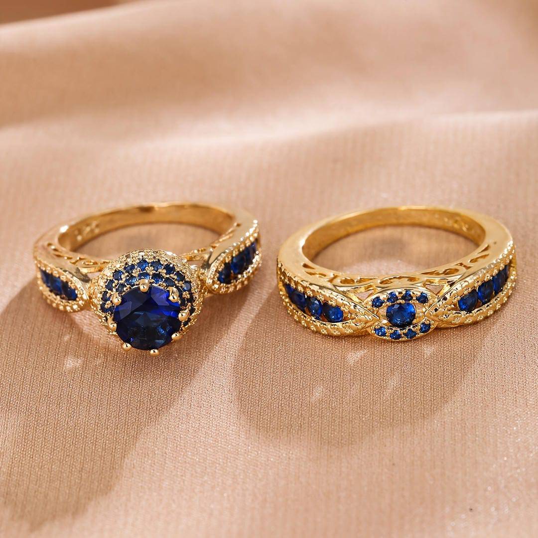 Deux bagues dorées : une bague jonc ornée d’un gros saphir bleu, une autre à pierres multiples