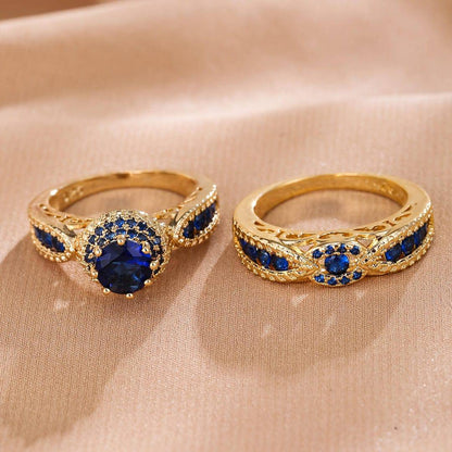Deux bagues dorées : une bague jonc ornée d’un gros saphir bleu, une autre à pierres multiples
