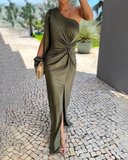 Robe longue une épaule vert olive, drapée, fente sur le côté