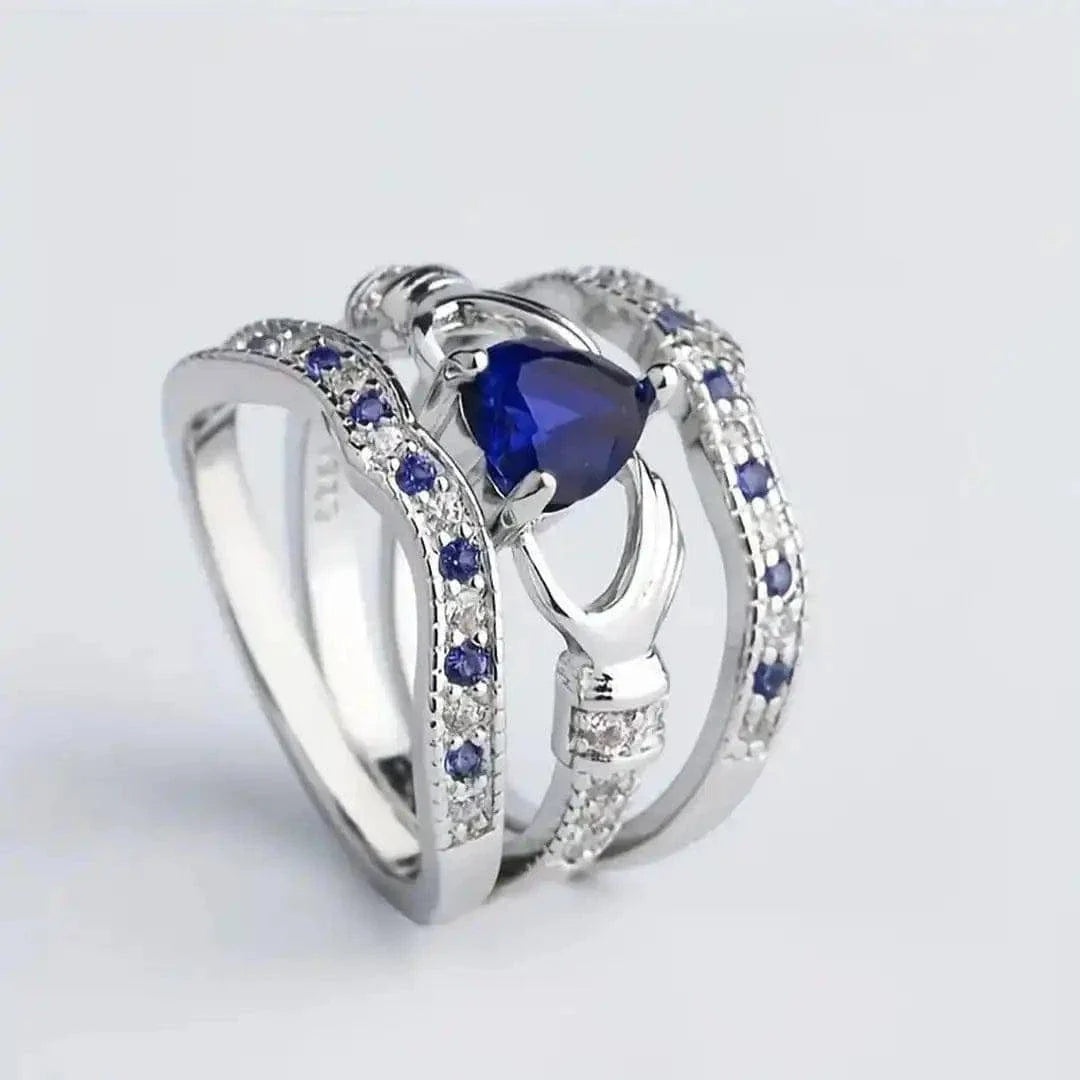 Bague argentée sertie d’une pierre bleue centrale et de pierres bleu pavées