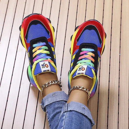 Baskets colorées à lacets multicolores, semelle épaisse et chaînette à la cheville