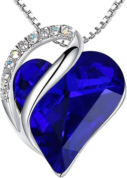 Collier argenté pendentif cœur bleu saphir serti motif ciselé maillons