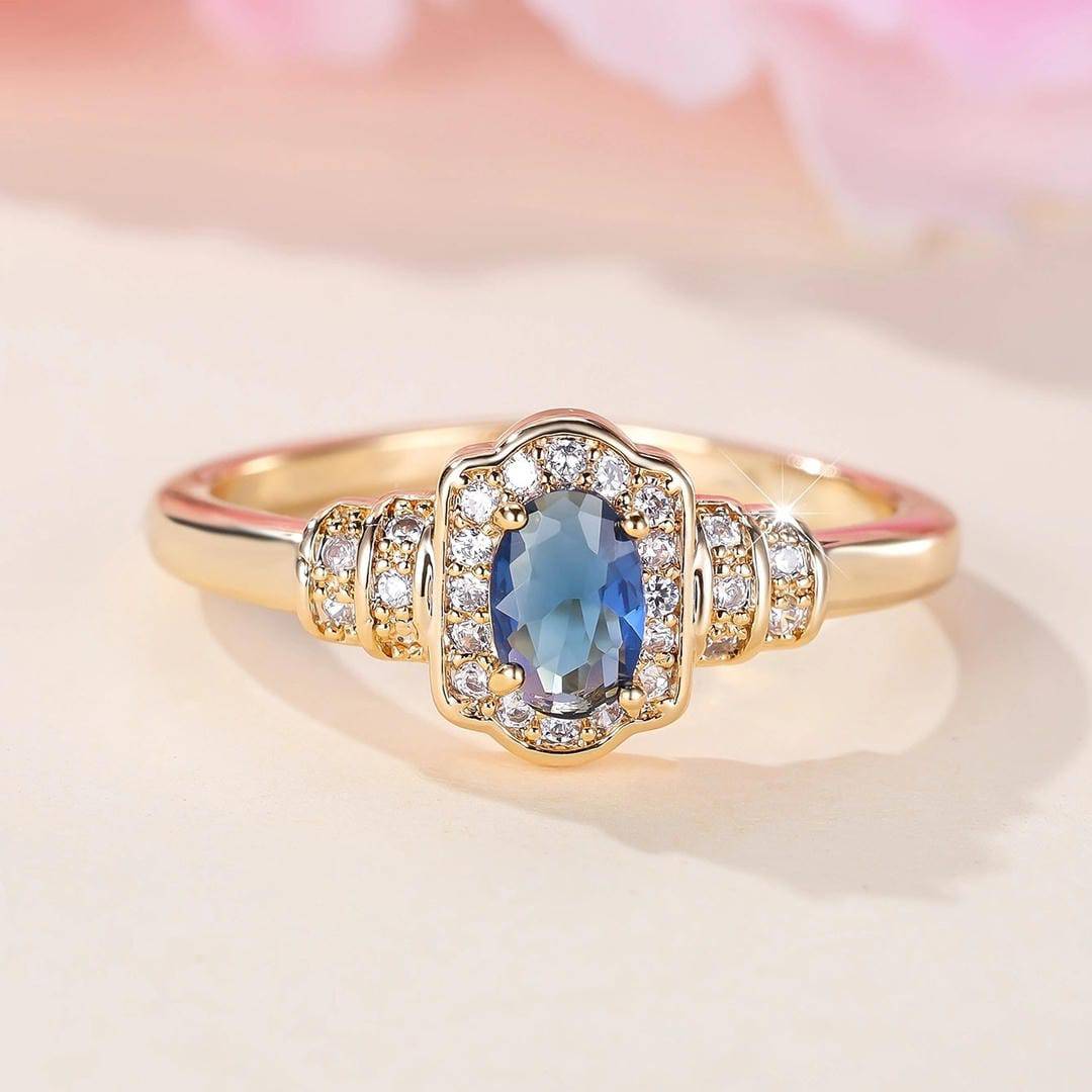 Bague en or avec saphir bleu ovale et entourage de cristaux, anneau fin