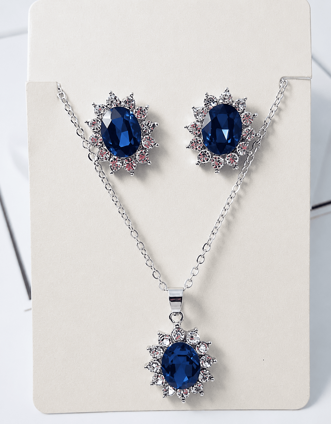 Parure Katya Azuryn : collier et boucles, pierres bleues serties en fleurs