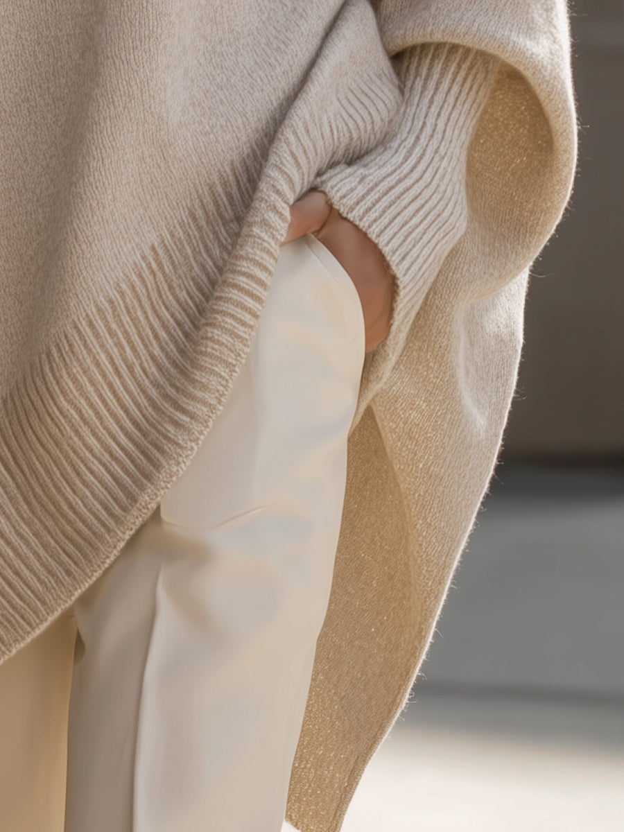 Pull ample à coupe fluide beige, détail de la maille côtelée et ourlet, porté avec pantalon clair
