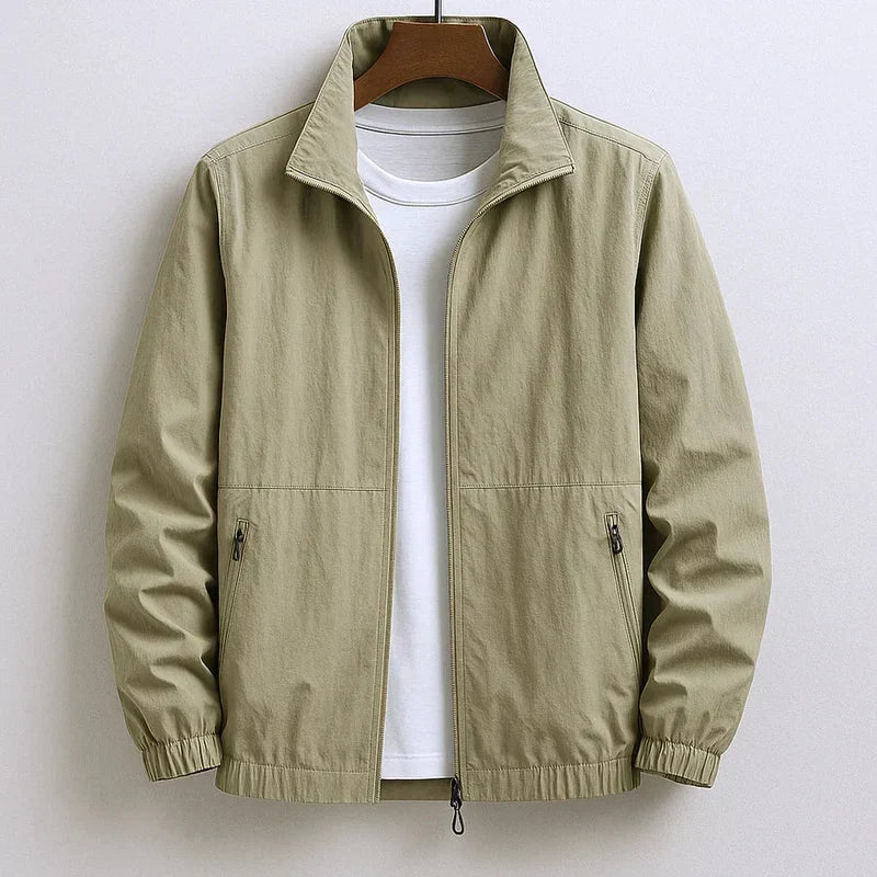 Blouson bomber léger kaki, zip central, col chemise, poignets élastiques, poches zippées.