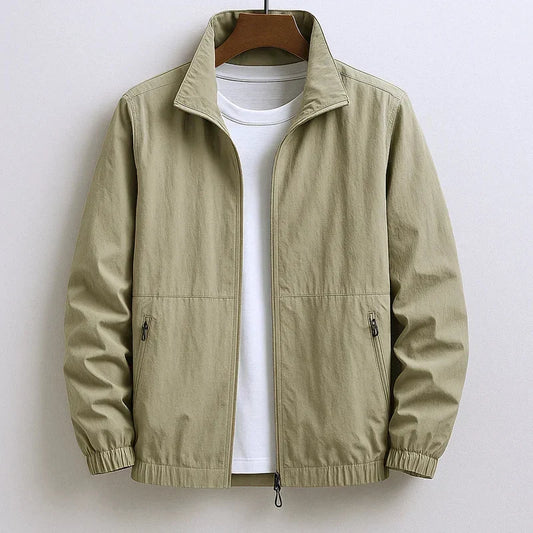 Blouson bomber léger kaki, zip central, col chemise, poignets élastiques, poches zippées.