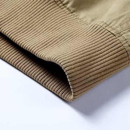 Bord-côtes côtelé en bas de blouson bomber beige, vue sur l’ourlet arrondi