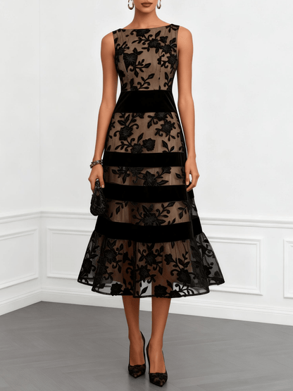 Robe midi évasée sans manches noire à fleurs, jupe à volants superposés, vue de face