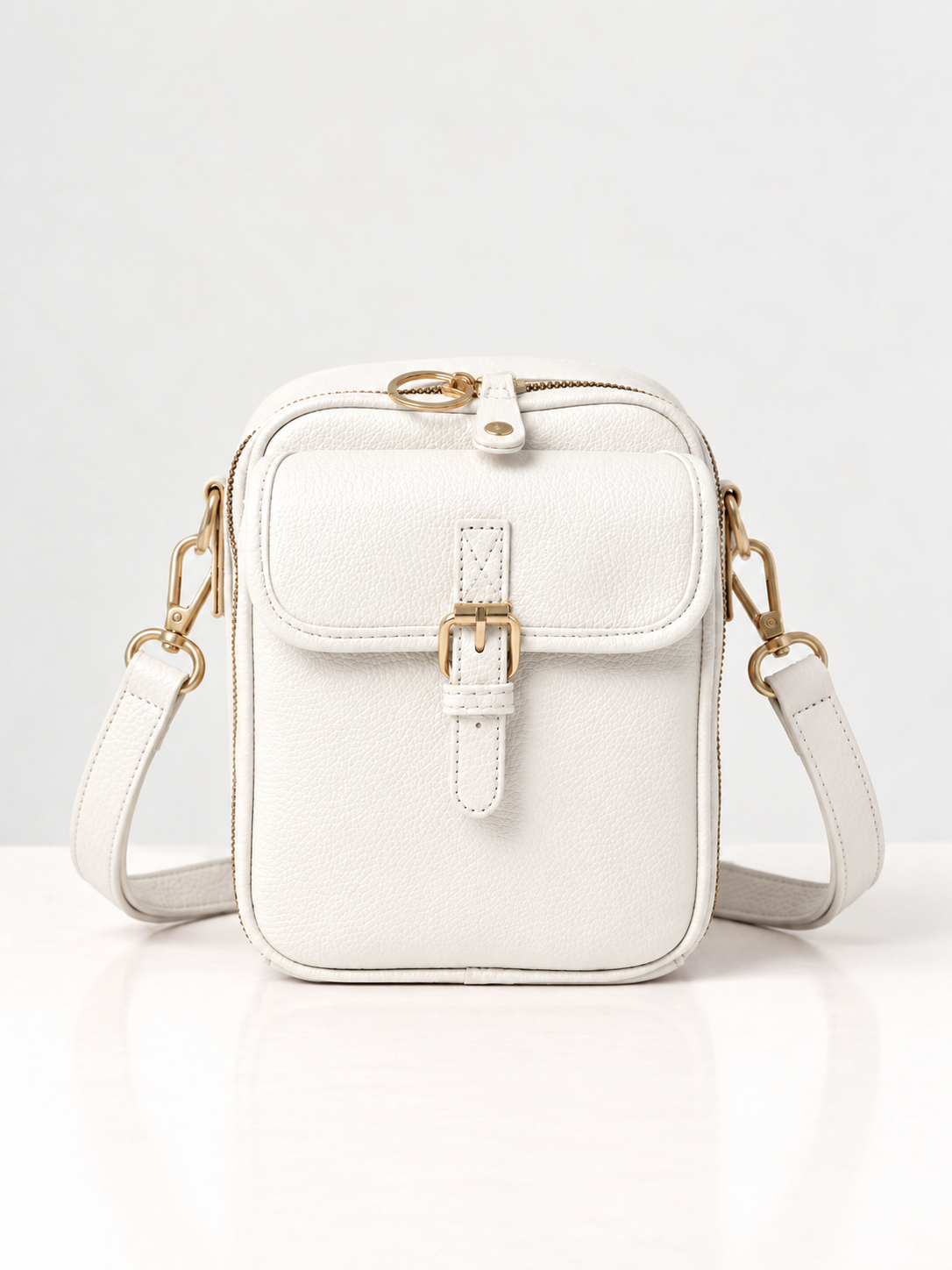 Sac bandoulière blanc en cuir synthétique, rabat avec boucle dorée et sangle réglable