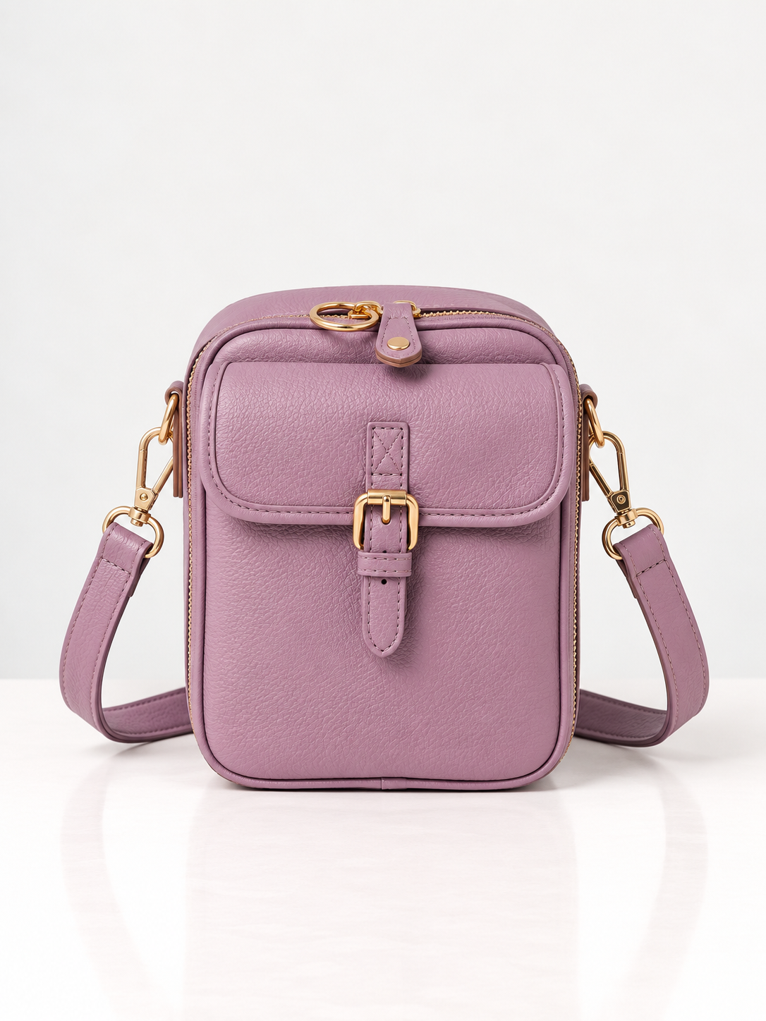 Sac bandoulière mauve en cuir synthétique, rabat avec boucle dorée et sangle réglable