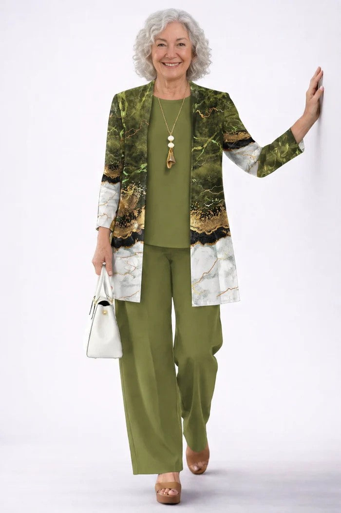 Ensemble trois pièces vert olive: veste imprimée, top vert et pantalon assorti.