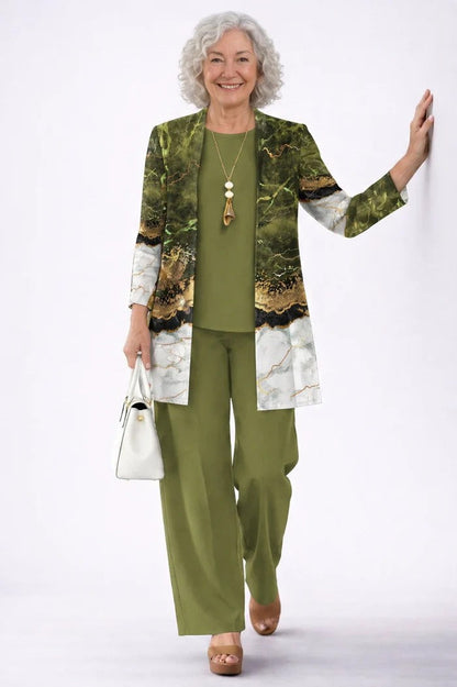 Ensemble trois pièces vert olive: veste imprimée, top vert et pantalon assorti.