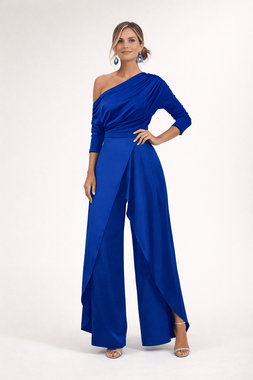 Combinaison bleue drapée une épaule, manches 3/4, taille ceinturée, jambes larges.