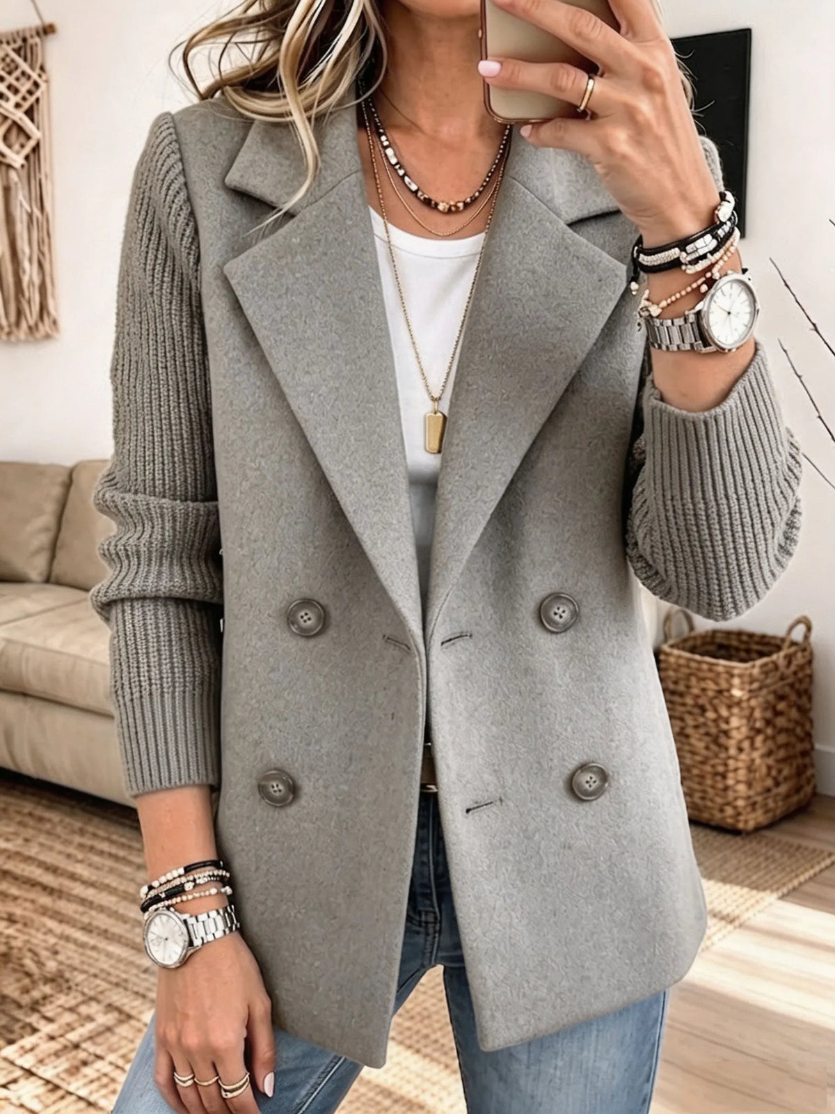 Blazer boutonné en maille, manches longues, gris clair.