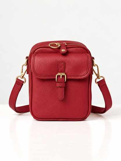 Sac bandoulière rouge en cuir synthétique, rabat avec boucle dorée et sangle réglable