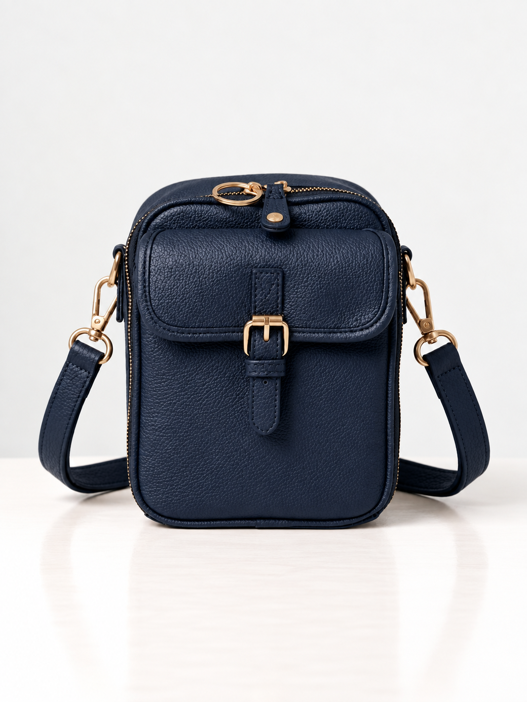 Sac bandoulière marine en cuir synthétique, rabat avec boucle dorée et sangle réglable