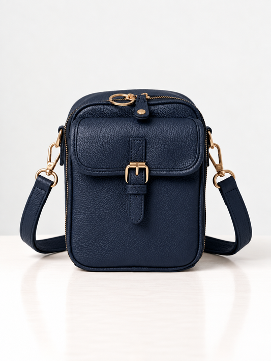 Sac bandoulière marine en cuir synthétique, rabat avec boucle dorée et sangle réglable