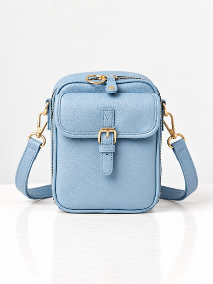 Sac bandoulière bleu clair en cuir synthétique, rabat avec boucle dorée et sangle réglable