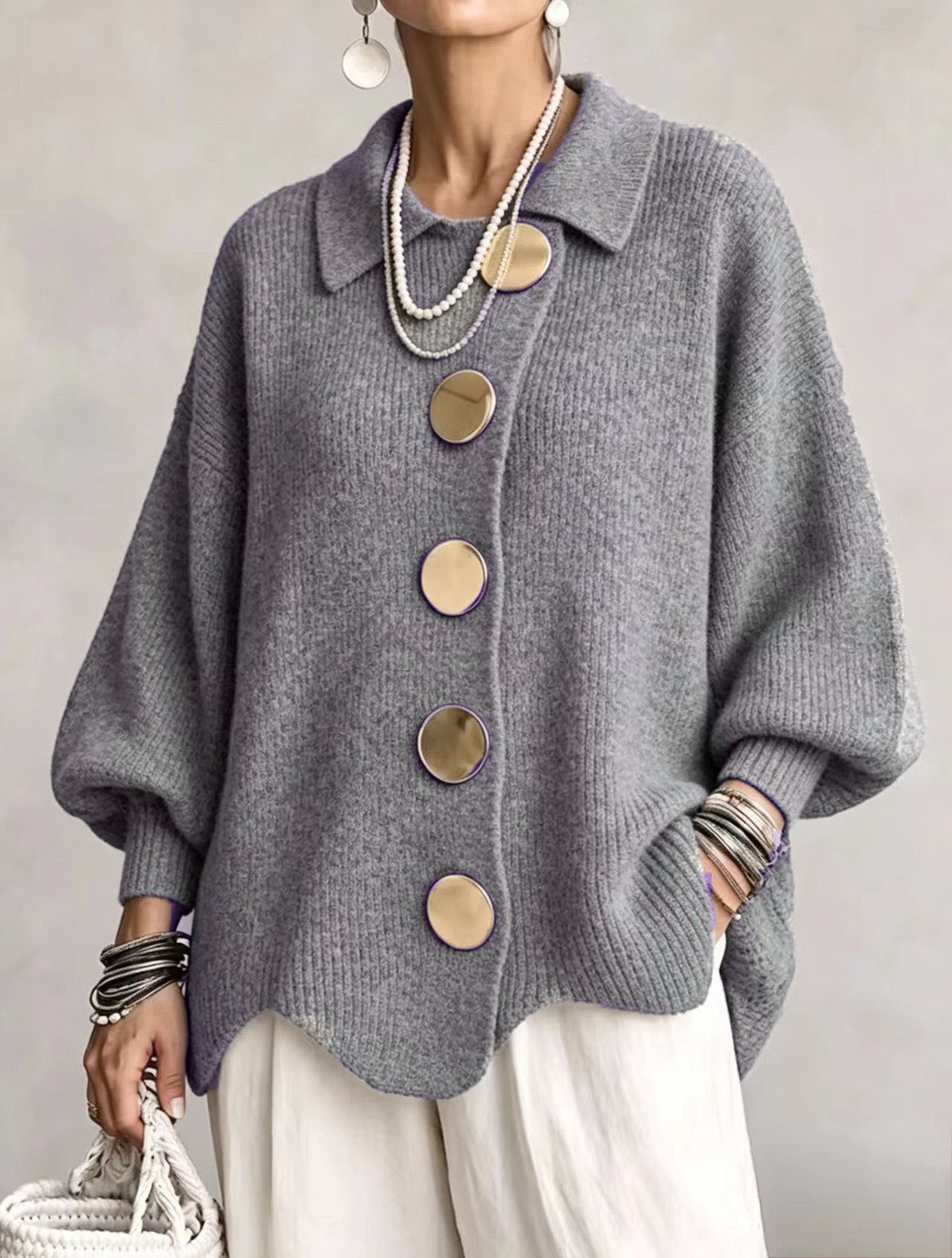 Cardigan oversize à col, gris, gros boutons métalliques ronds.