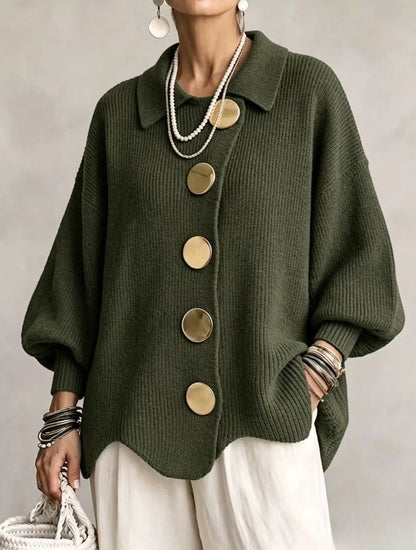 Cardigan oversize à col, vert olive, gros boutons métalliques ronds.