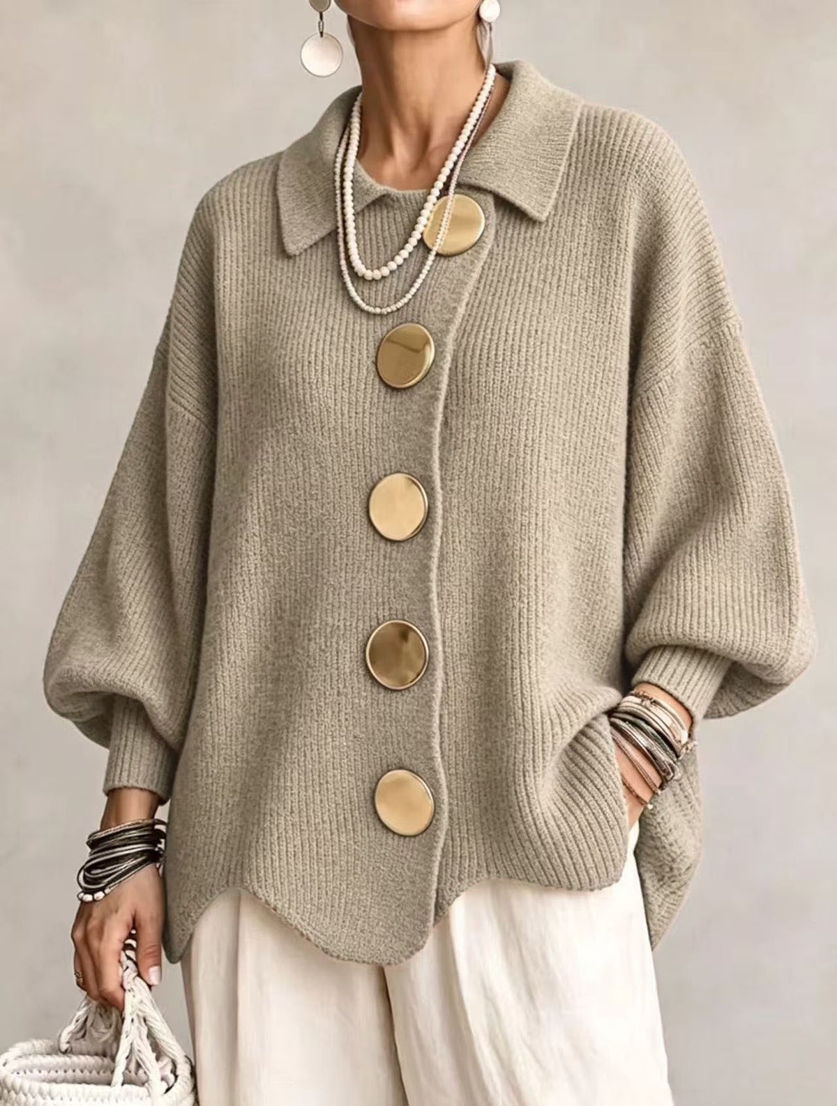 Cardigan oversize à col, kaki, gros boutons métalliques ronds.