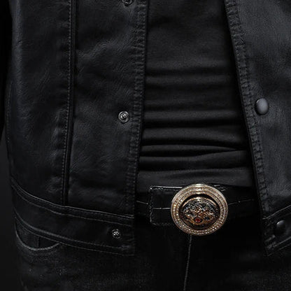 Veste en cuir noire, fermeture à boutons et badge décoratif à la taille